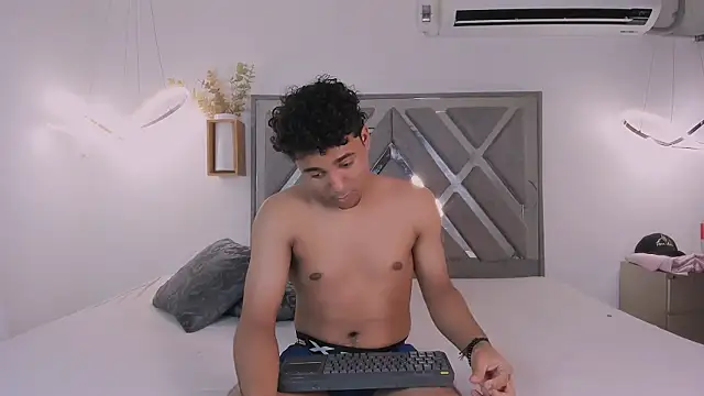 Snapshot of mia_and_masterboy chatting on 10/02/25, 08:07 mia and masterboy online show from 10/02/25, 08:07