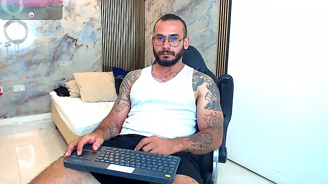 Snapshot of hanz_col chatting on 02/12/25, 11:30 hanz col online show from 02/12/25, 11:30