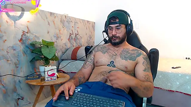 Snapshot of hanz_col chatting on 10/14/25, 11:33 hanz col online show from 10/14/25, 11:33