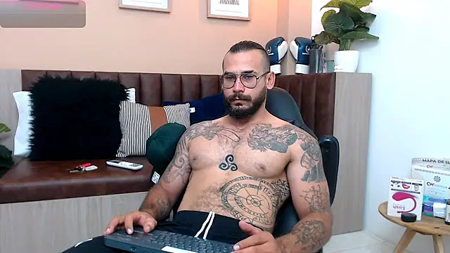 Snapshot of hanz_col chatting on 03/13/25, 11:08 hanz col online show from 03/13/25, 11:08