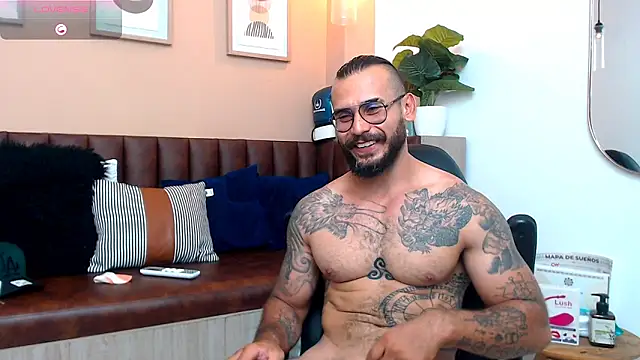Snapshot of hanz_col chatting on 03/12/25, 06:11 hanz col online show from 03/12/25, 06:11