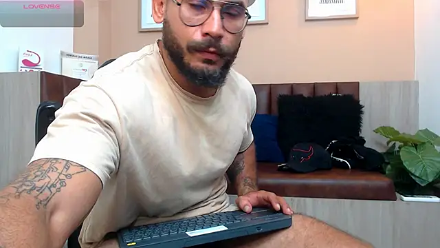 Snapshot of hanz_col chatting on 03/08/25, 11:37 hanz col online show from 03/08/25, 11:37