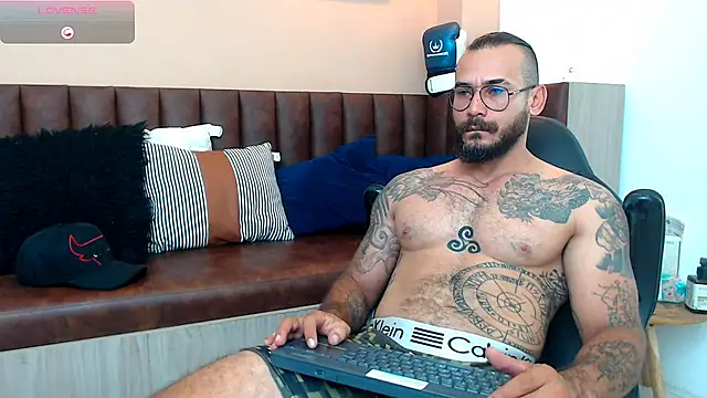 Snapshot of hanz_col chatting on 03/12/25, 10:37 hanz col online show from 03/12/25, 10:37
