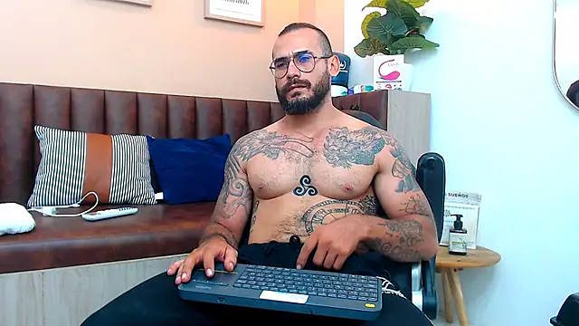 Snapshot of hanz_col chatting on 03/17/25, 02:12 hanz col online show from 03/17/25, 02:12