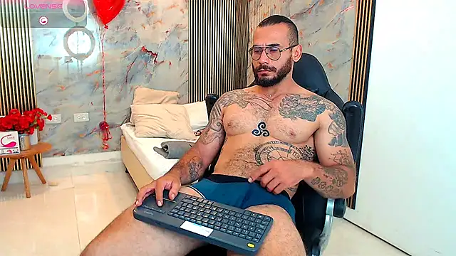 Snapshot of hanz_col chatting on 02/11/25, 02:02 hanz col online show from 02/11/25, 02:02