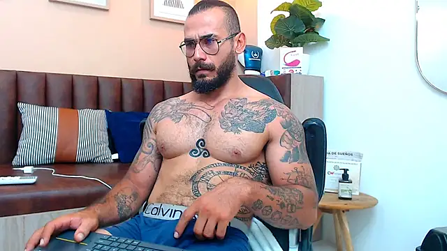 Snapshot of hanz_col chatting on 03/17/25, 11:10 hanz col online show from 03/17/25, 11:10