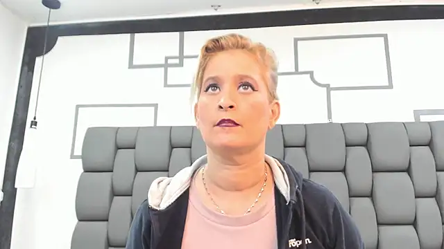 Snapshot of Jade_squirtt chatting on 10/17/25, 12:40 Jade squirtt online show from 10/17/25, 12:40