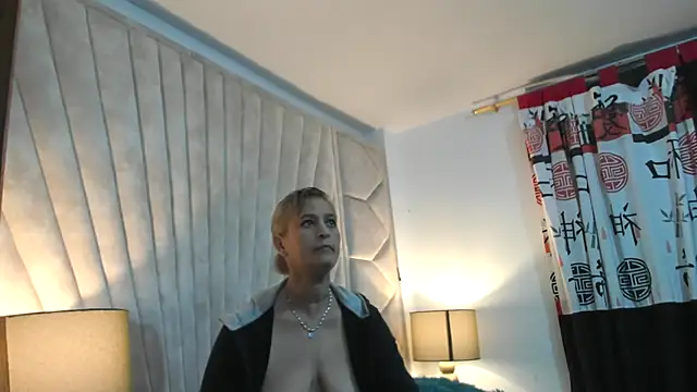 Snapshot of Jade_squirtt chatting on 10/21/25, 10:25 Jade squirtt online show from 10/21/25, 10:25