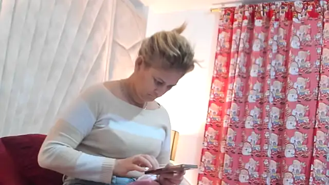 Snapshot of Jade_squirtt chatting on 12/03/25, 10:14 Jade squirtt online show from 12/03/25, 10:14