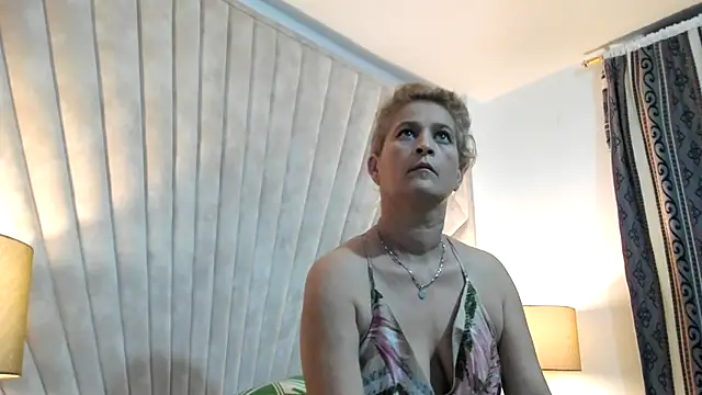 Snapshot of Jade_squirtt chatting on 10/31/25, 10:23 Jade squirtt online show from 10/31/25, 10:23