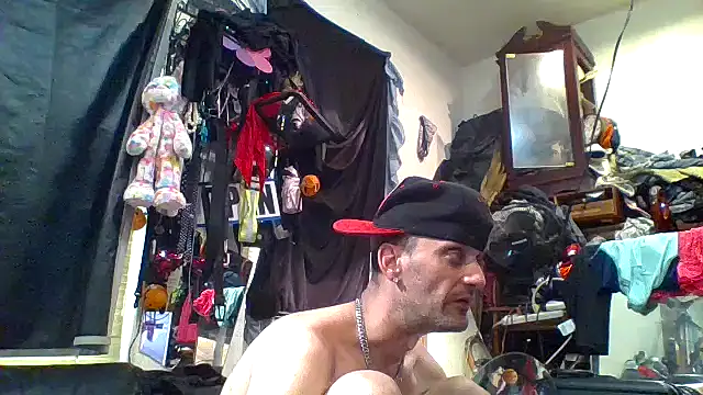 Snapshot of slinginbigD chatting on 10/11/25, 07:04 slinginbigD online show from 10/11/25, 07:04