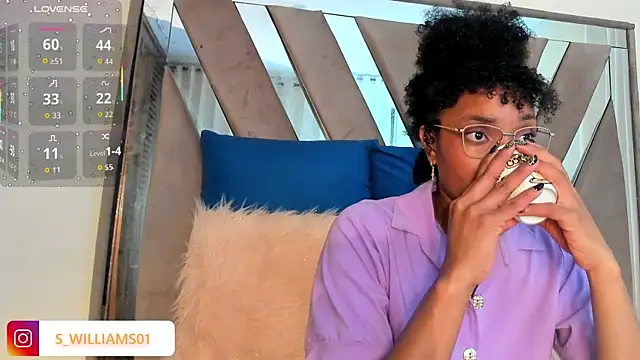 Snapshot of sara_williams01 chatting on 10/08/25, 01:12 sara williams01 online show from 10/08/25, 01:12