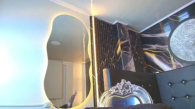 Snapshot of Bruja__Scarlata chatting on 11/18/25, 10:18 Bruja Scarlata online show from 11/18/25, 10:18