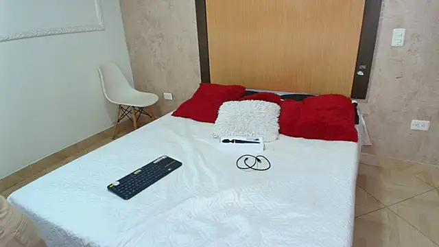 mialopez52 online show from 09/15/25, 06:30