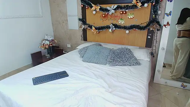 mialopez52 online show from 12/13/25, 11:00