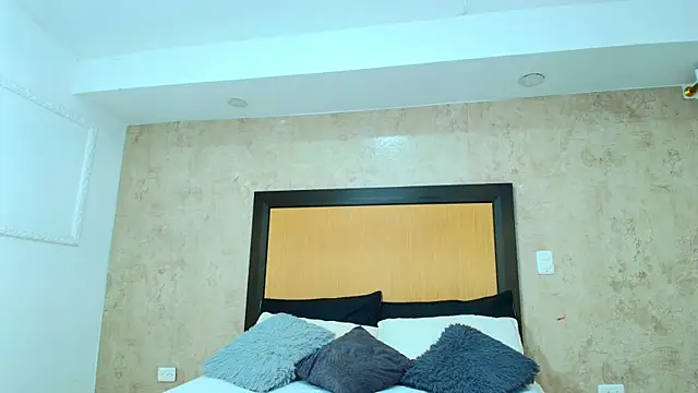 mialopez52 online show from 02/20/25, 08:47