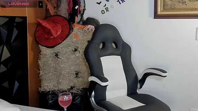 Wendy Marchall online show from 10/28/25, 07:24