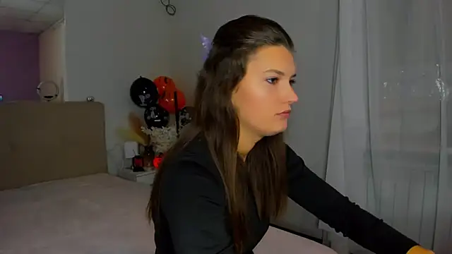 Laura Leee online show from 11/02/25, 06:07