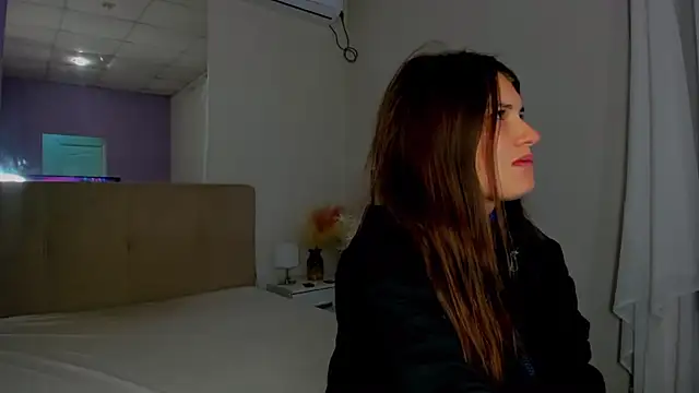 Snapshot of Laura_Leee chatting on 10/04/25, 04:58 Laura Leee online show from 10/04/25, 04:58