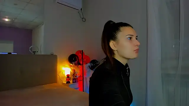 Laura Leee online show from 11/06/25, 06:17