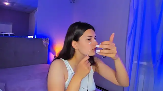 Laura Leee online show from 05/25/26, 05:07