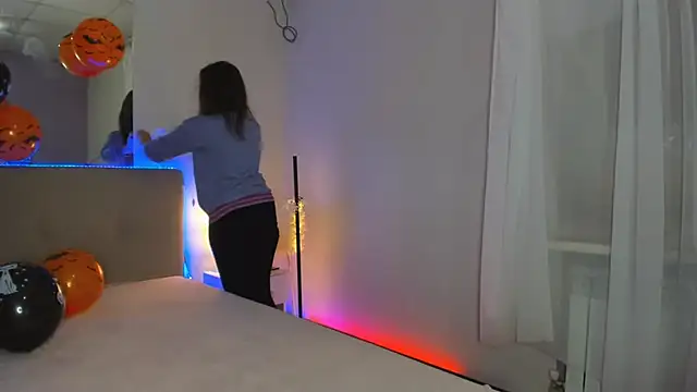 Laura Leee online show from 10/24/25, 05:28