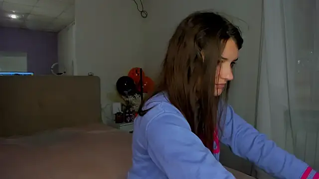 Laura Leee online show from 11/05/25, 05:54