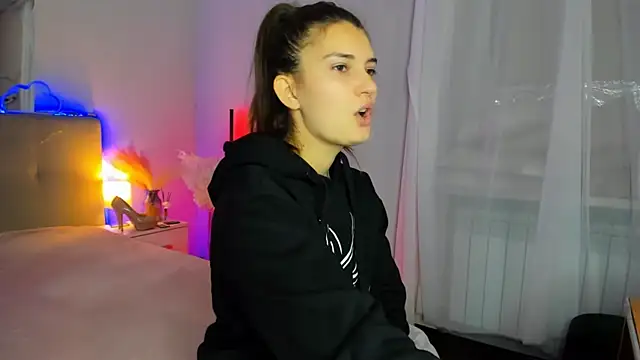 Laura Leee online show from 11/29/25, 05:51