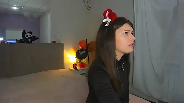 Laura Leee online show from 10/28/25, 06:23