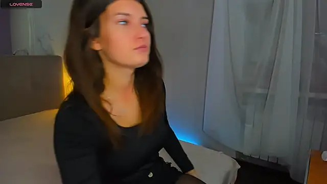 Laura Leee online show from 10/27/25, 06:14