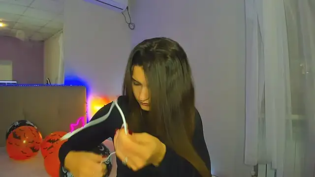 Laura Leee online show from 10/23/25, 05:28