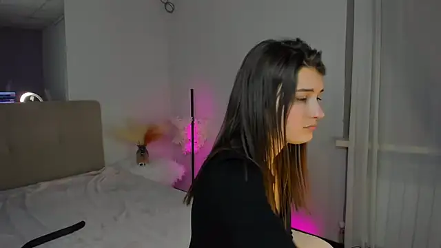 Snapshot of Laura_Leee chatting on 03/03/25, 10:17 Laura Leee online show from 03/03/25, 10:17