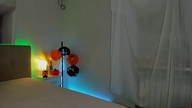 Laura Leee online show from 10/30/25, 06:12