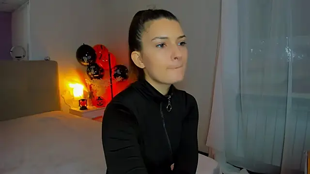 Laura Leee online show from 11/03/25, 06:29