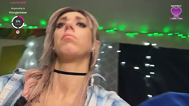 Snapshot of VeronicaRonnieTaylor chatting on 11/05/25, 06:00 VeronicaRonnieTaylor online show from 11/05/25, 06:00