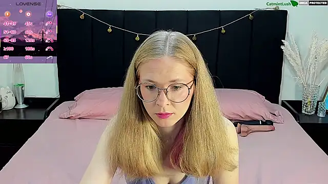 Snapshot of CatmintLush chatting on 06/18/26, 11:32 CatmintLush online show from 06/18/26, 11:32