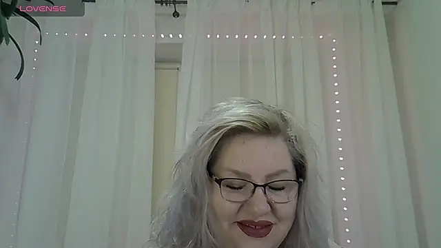 Snapshot of AngelinaGlam chatting on 10/16/25, 06:38 AngelinaGlam online show from 10/16/25, 06:38