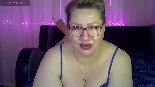Snapshot of AngelinaGlam chatting on 07/13/26, 04:28 AngelinaGlam online show from 07/13/26, 04:28