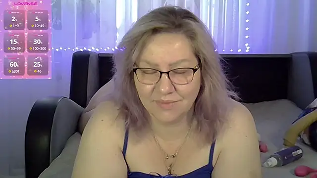 Snapshot of AngelinaGlam chatting on 10/12/25, 11:00 AngelinaGlam online show from 10/12/25, 11:00