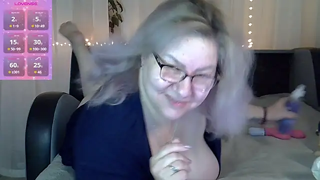 Snapshot of AngelinaGlam chatting on 10/11/25, 03:24 AngelinaGlam online show from 10/11/25, 03:24