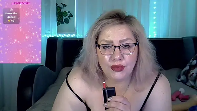 Snapshot of AngelinaGlam chatting on 09/27/25, 12:55 AngelinaGlam online show from 09/27/25, 12:55