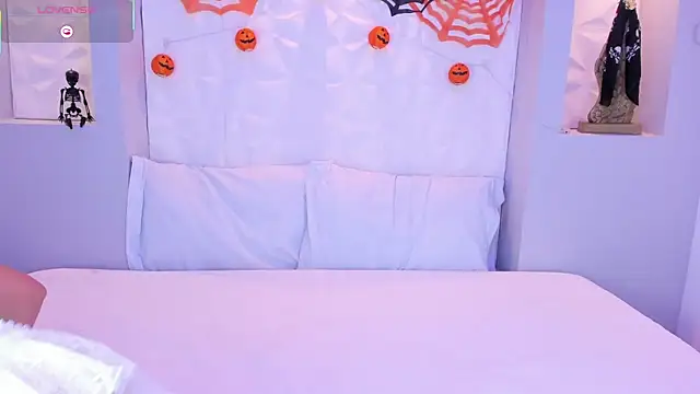 EmilyRouss  online show from 10/30/25, 07:22