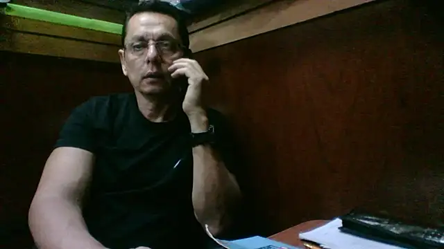 Snapshot of MarcusKelvin chatting on 11/12/25, 02:43 MarcusKelvin online show from 11/12/25, 02:43