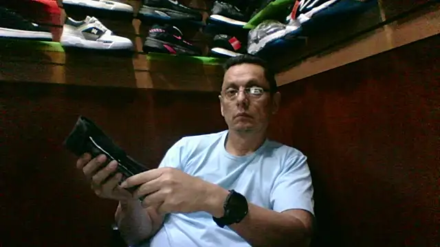 Snapshot of MarcusKelvin chatting on 10/22/25, 03:33 MarcusKelvin online show from 10/22/25, 03:33