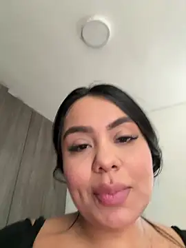 Snapshot of valeria2019hot chatting on 03/04/25, 08:38 valeria2019hot online show from 03/04/25, 08:38