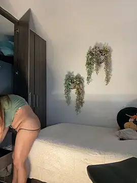 Snapshot of valeria2019hot chatting on 03/21/26, 11:36 valeria2019hot online show from 03/21/26, 11:36