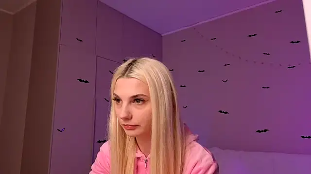 Snapshot of LoveLuna_ chatting on 10/16/25, 04:04 LoveLuna online show from 10/16/25, 04:04