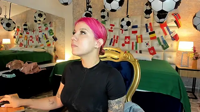 Snapshot of MelaniieRoux chatting on 06/14/26, 07:37 MelaniieRoux online show from 06/14/26, 07:37