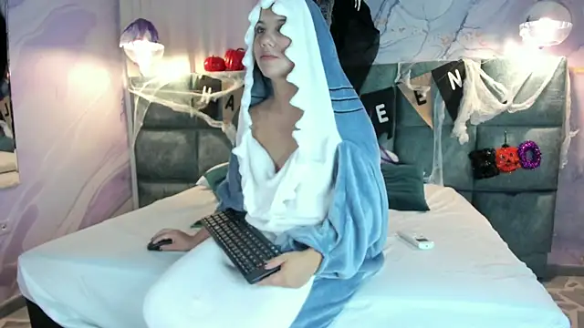 MelaniieRoux online show from 10/28/25, 07:35