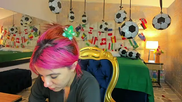 Snapshot of MelaniieRoux chatting on 07/15/26, 04:14 MelaniieRoux online show from 07/15/26, 04:14